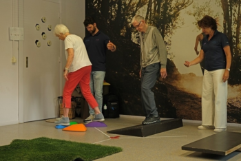 Deelnemers testen kans op vallen op smartfloor