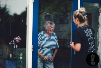 Twee vrouwen voor het raam die een spel spelen