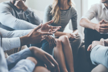 Mensen Zitten Bij Elkaar In Gesprek