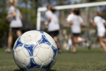 Voetbal Meiden Bal Op Het Veld