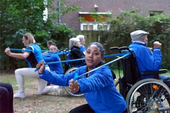 Sporter gebruikt rolstoel als fitnessapparaat