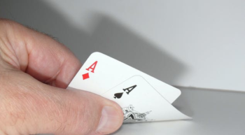 Bridge,foto van een hand met 2 speelkaarten, 2 azen.