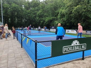 Een dubbelspel pickleball