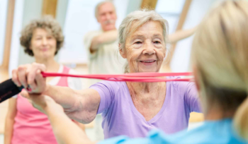 Een sportende dame die een touw met gestrekte handen vasthoudt.