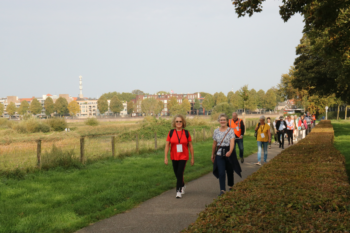 Mensen die wandelen in de Bossche broek