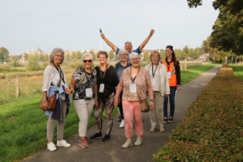 Groepmensen poseert voor de foto