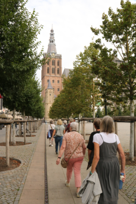 Mensen die wandelen met op de achtergrond de sint jan