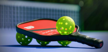 Pickleball-racket met vier ballen