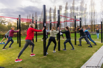 Groep mensen maakt gebruik van beweegtoestellen