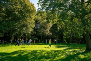 Een tai chi-les in de buitenluch