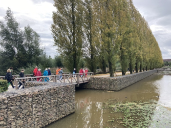 Inwoners wandelen samen in de natuur