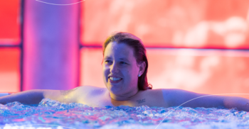 Lachende vrouw in bubbelbad