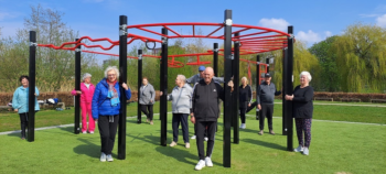 Senioren staand bij beweegtoestellen Westerpark