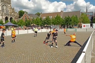 voetballende schoolkinderen