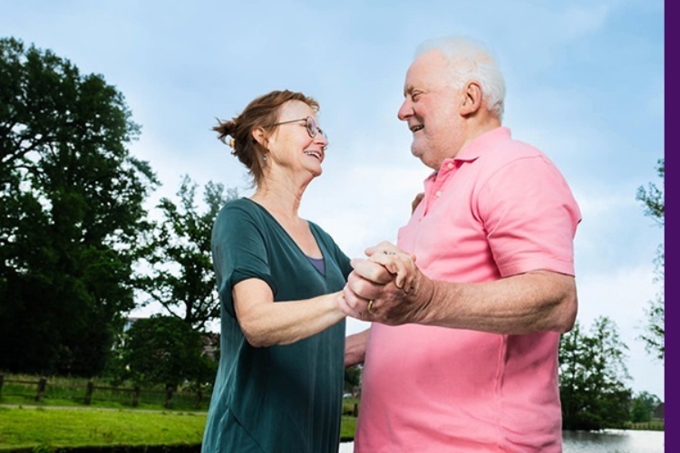 Een oudere man en vrouw staan sterk